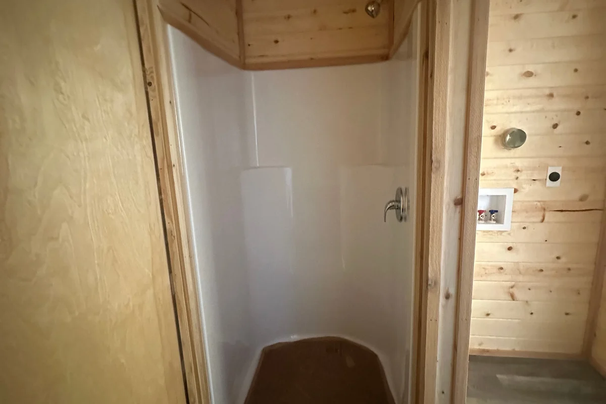 53' Retreat Cabin - Image 13