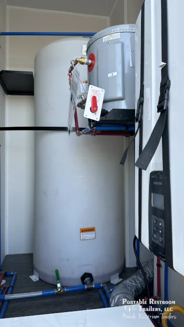 4 Station Shower Trailer Combo w/Lockers | Classic - 4 Season - Image 18