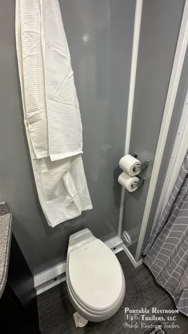 4 Station Shower Trailer Combo w/Lockers | Classic - 4 Season - Image 6