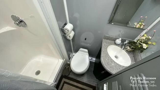 6 Station Shower Trailer Combo w/Lockers | Classic - 4 Season