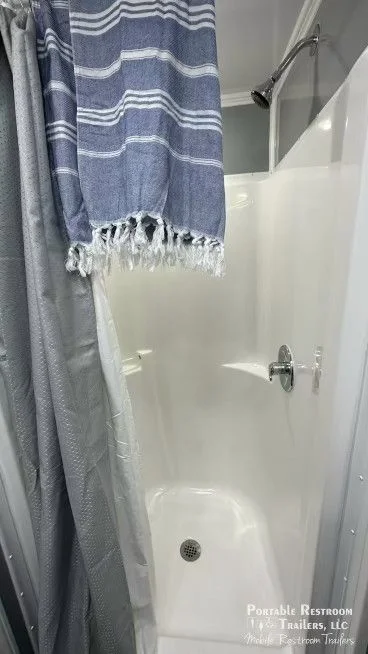 6 Station Shower Trailer Combo w/Lockers | Classic - 4 Season - Image 11