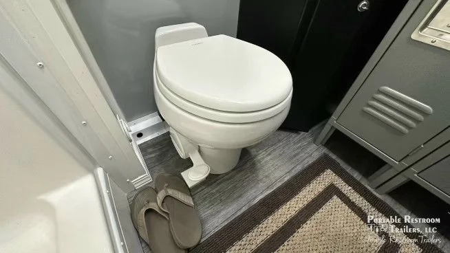 6 Station Shower Trailer Combo w/Lockers | Classic - 4 Season - Image 14