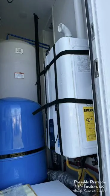 6 Station Shower Trailer Combo w/Lockers | Classic - 4 Season - Image 22