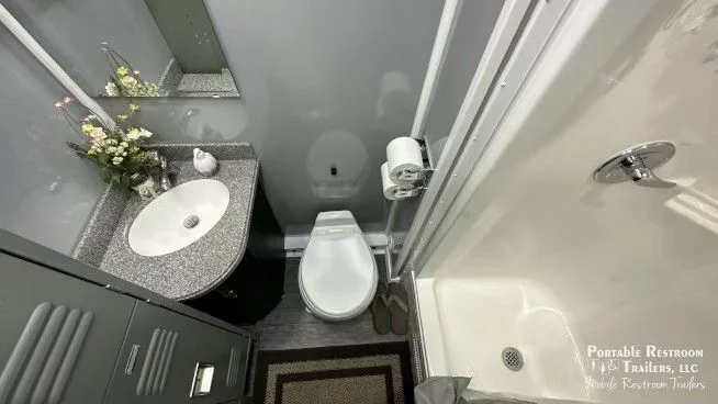 6 Station Shower Trailer Combo w/Lockers | Classic - 4 Season - Image 4