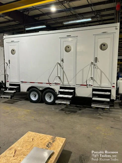 3 Station Shower Trailer Combo Classic Series - 4 Season Package - Image 2